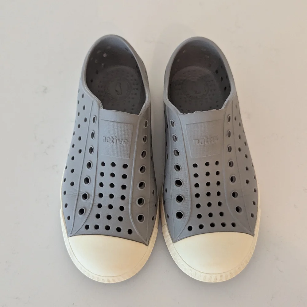 Native Jefferson Slip-On‎ Kids Shoes in Light Gray